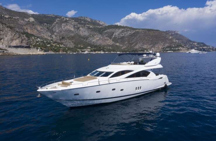 Lady Yousra yacht charter St Tropez Sunseeker 82 exterior