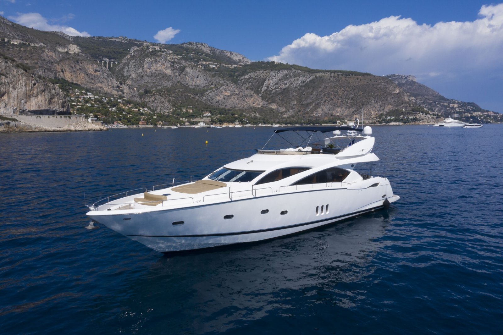 Lady Yousra yacht charter St Tropez Sunseeker 82 exterior