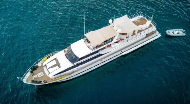 Versilcraft 30M Yacht Rental St Tropez Luxury Charter